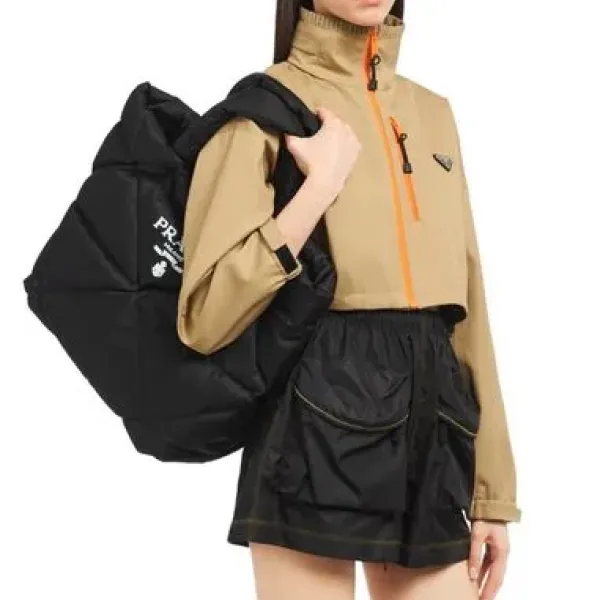 【2026】特価 3日で入荷します VERY雑誌掲載 PRADA 新作 パデッドRe Nylon トートバッグ-BUYMA
