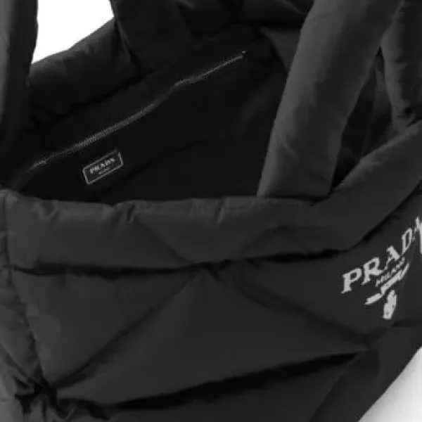 【2026】特価 3日で入荷します VERY雑誌掲載 PRADA 新作 パデッドRe Nylon トートバッグ-BUYMA
