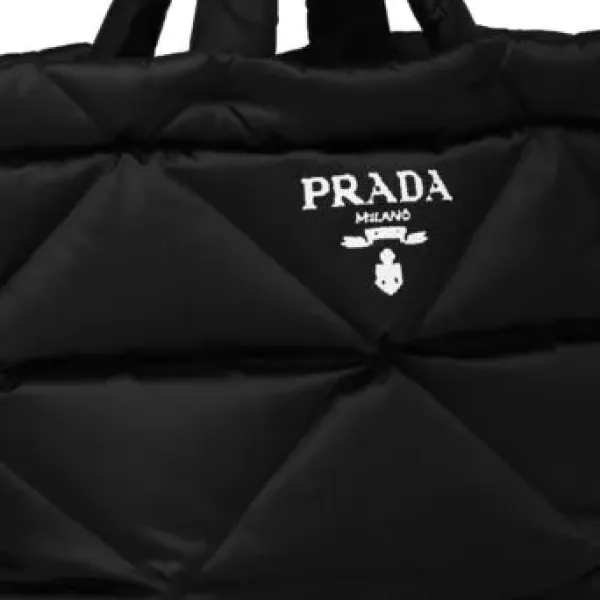 【2026】特価 3日で入荷します VERY雑誌掲載 PRADA 新作 パデッドRe Nylon トートバッグ-BUYMA