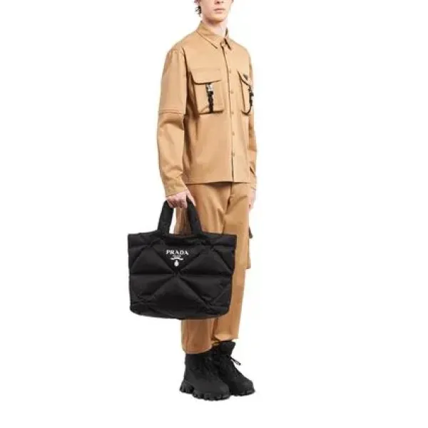 【2026】特価 3日で入荷します VERY雑誌掲載 PRADA 新作 パデッドRe Nylon トートバッグ-BUYMA