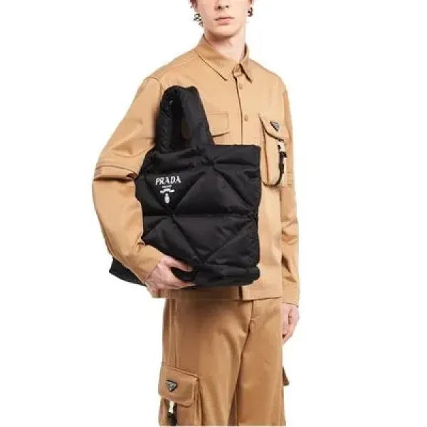 【2026】特価 3日で入荷します VERY雑誌掲載 PRADA 新作 パデッドRe Nylon トートバッグ-BUYMA