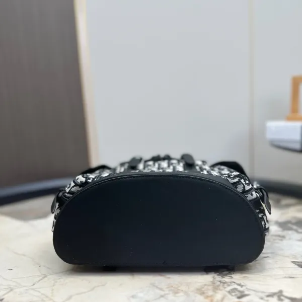 【2026】【DIOR  公式 旗艦店】ディオール  リュックサック   当日出荷 好評に付き再入荷！24*28CM