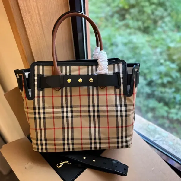 【2026】【BURBERRY 公式旗艦店】バーバリー    ハンドバッグ 当日出荷 好評に付き再入荷！33*29CM