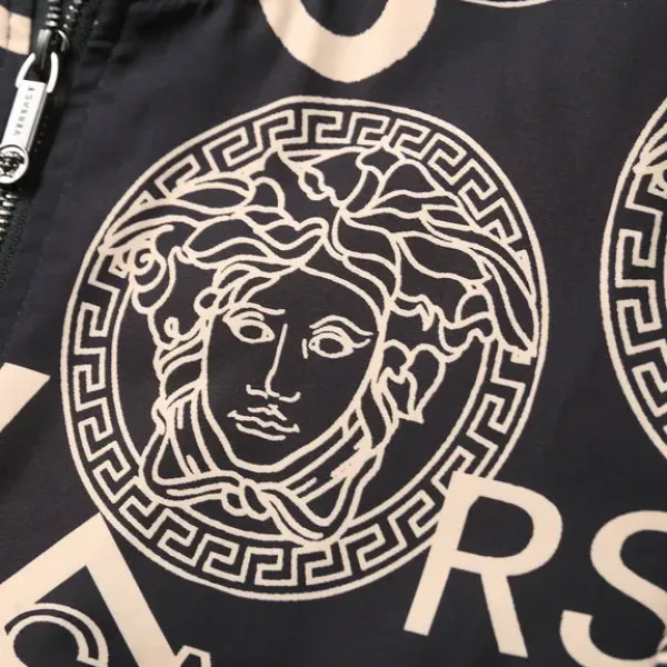 【2026】【VERSACE 公式旗艦店】ヴェルサーチ ジャケット着好評に付き再入荷！