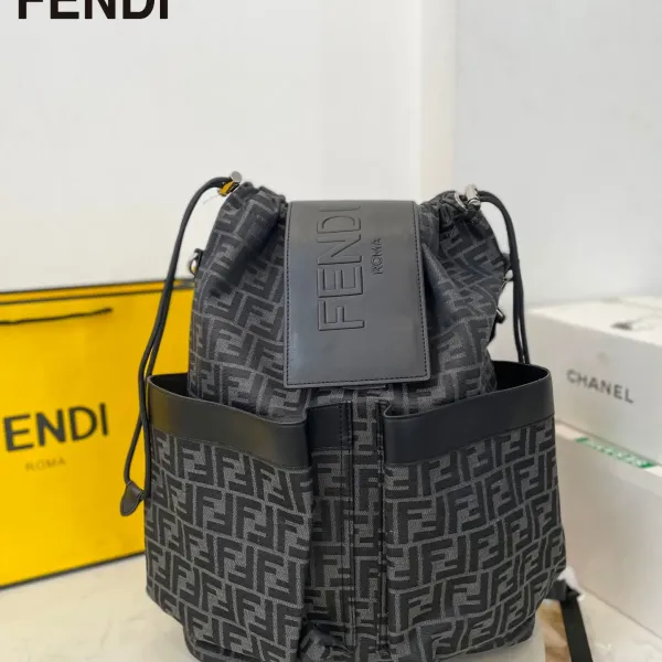 【2026】【FENDI  公式旗艦店】フェンディ  リュックサック  当日出荷 好評に付き再入荷！35*44CM