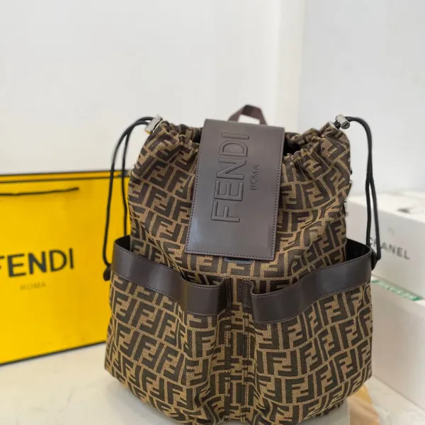【2026】【FENDI  公式旗艦店】フェンディ  リュックサック  当日出荷 好評に付き再入荷！35*44CM