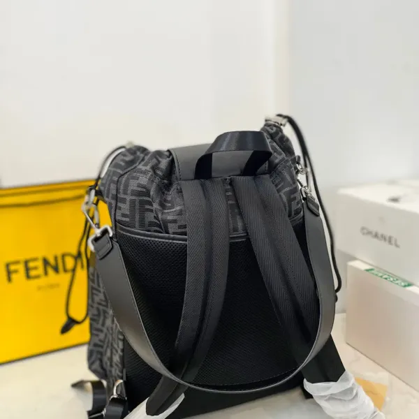 【2026】【FENDI  公式旗艦店】フェンディ  リュックサック  当日出荷 好評に付き再入荷！35*44CM