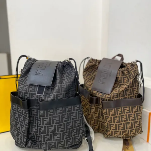 【2026】【FENDI  公式旗艦店】フェンディ  リュックサック  当日出荷 好評に付き再入荷！35*44CM