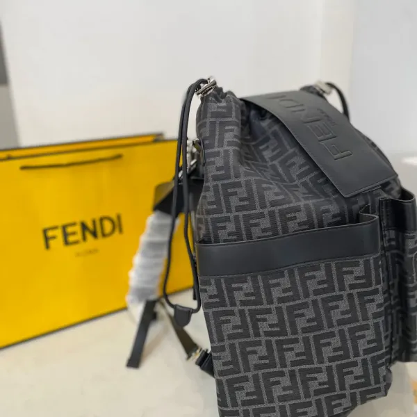 【2026】【FENDI  公式旗艦店】フェンディ  リュックサック  当日出荷 好評に付き再入荷！35*44CM