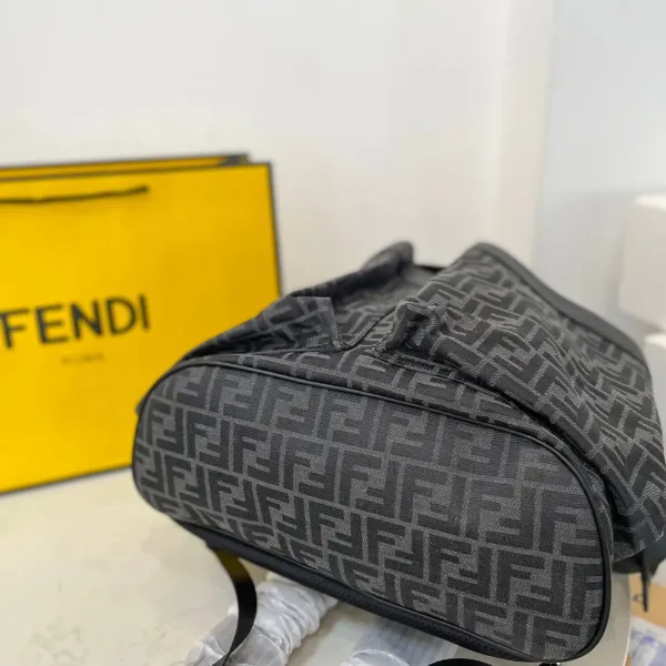 【2026】【FENDI  公式旗艦店】フェンディ  リュックサック  当日出荷 好評に付き再入荷！35*44CM