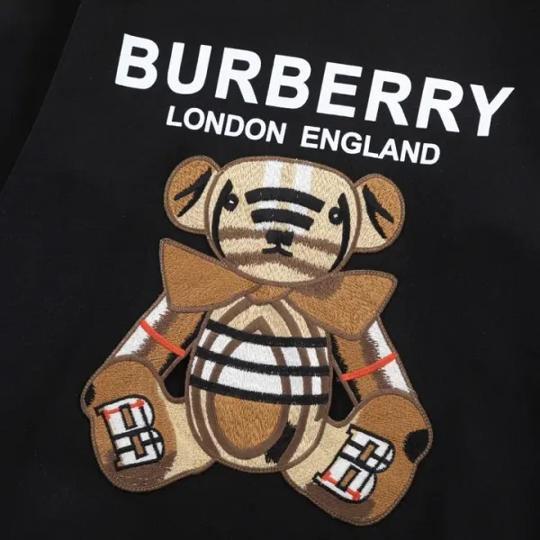 【2026】【BURBERRY 公式旗艦店】バーバリー 丸首の衛衣 スウェット ご好評に付き再入荷! 【2026】【BURBERRY 公式旗艦店】バーバリー 丸首の衛衣 スウェット ご好評に付き再入荷!