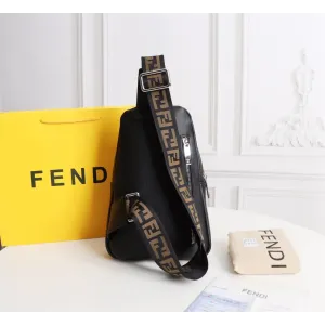 【2026】【FENDI 公式 旗艦店】フェンディ 胸ポケット当日出荷 好評に付き再入荷！19*26*6.5CM