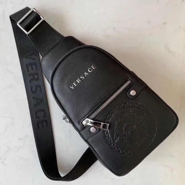 【2026】【VERSACE  公式 旗艦店】ヴェルサーチ  胸ポケット当日出荷 好評に付き再入荷！29*16*6CM