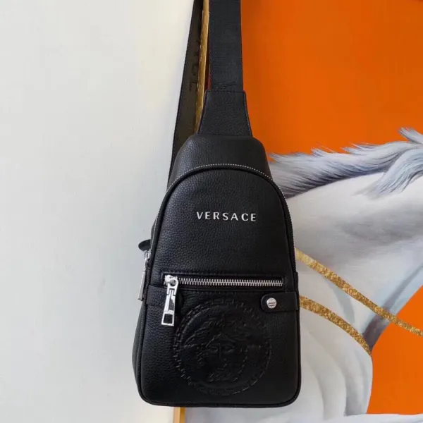 【2026】【VERSACE  公式 旗艦店】ヴェルサーチ  胸ポケット当日出荷 好評に付き再入荷！29*16*6CM