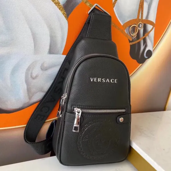 【2026】【VERSACE  公式 旗艦店】ヴェルサーチ  胸ポケット当日出荷 好評に付き再入荷！29*16*6CM