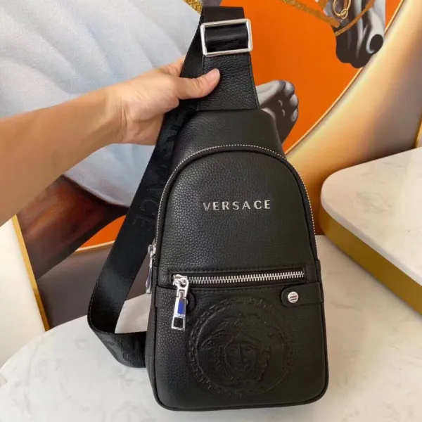 【2026】【VERSACE  公式 旗艦店】ヴェルサーチ  胸ポケット当日出荷 好評に付き再入荷！29*16*6CM