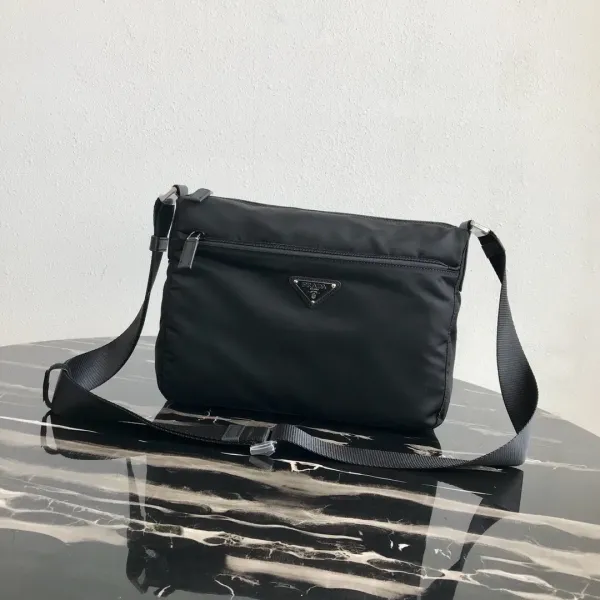 【2026】【PRADA   公式 旗艦店】プラダ   ショルダーバッグ  当日出荷 好評に付き再入荷！31*23*9CM