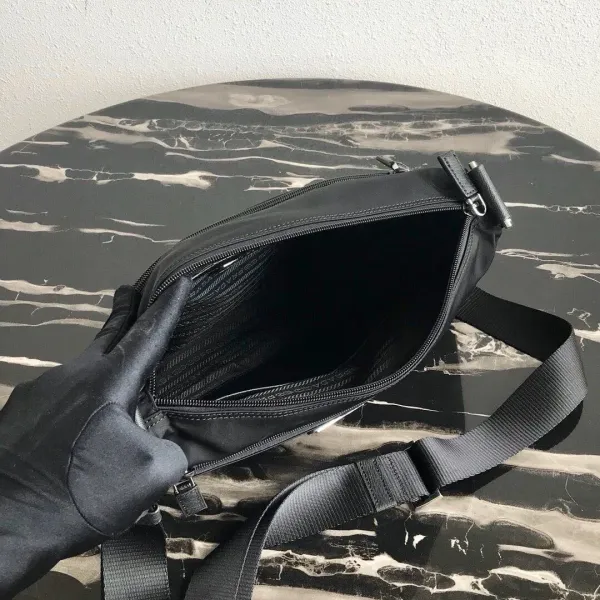 【2026】【PRADA   公式 旗艦店】プラダ   ショルダーバッグ  当日出荷 好評に付き再入荷！31*23*9CM