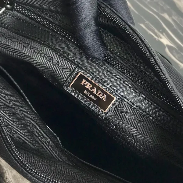 【2026】【PRADA   公式 旗艦店】プラダ   ショルダーバッグ  当日出荷 好評に付き再入荷！31*23*9CM