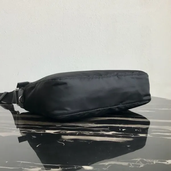 【2026】【PRADA   公式 旗艦店】プラダ   ショルダーバッグ  当日出荷 好評に付き再入荷！31*23*9CM