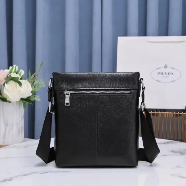 【2026】【PRADA   公式 旗艦店】プラダ   ショルダーバッグ  当日出荷 好評に付き再入荷！23*27*5CM
