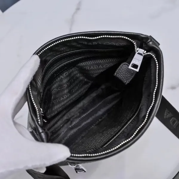 【2026】【PRADA   公式 旗艦店】プラダ   ショルダーバッグ  当日出荷 好評に付き再入荷！23*27*5CM