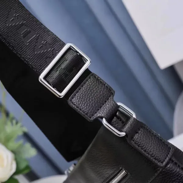 【2026】【PRADA   公式 旗艦店】プラダ   ショルダーバッグ  当日出荷 好評に付き再入荷！23*27*5CM