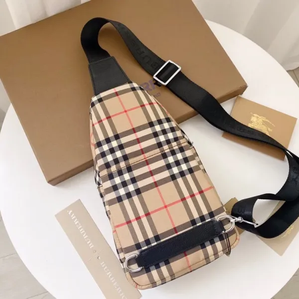 【2026】【BURBERRY 公式旗艦店】バーバリー 胸ポケット 当日出荷 好評に付き再入荷!30*17.5*5CM 【2026】【BURBERRY 公式旗艦店】バーバリー 胸ポケット 当日出荷 好評に付き再入荷!30*17.5*5CM