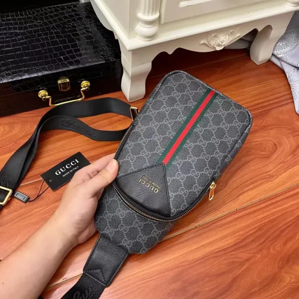 【2026】【GUCCI   公式旗艦店】クッチ  胸ポケット 当日出荷 好評に付き再入荷！17*30*6CM