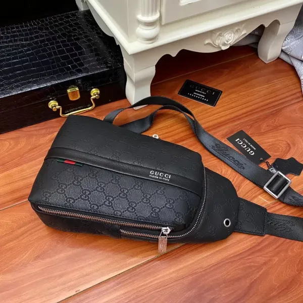 【2026】【GUCCI   公式旗艦店】クッチ  胸ポケット 当日出荷 好評に付き再入荷！18*32*7CM
