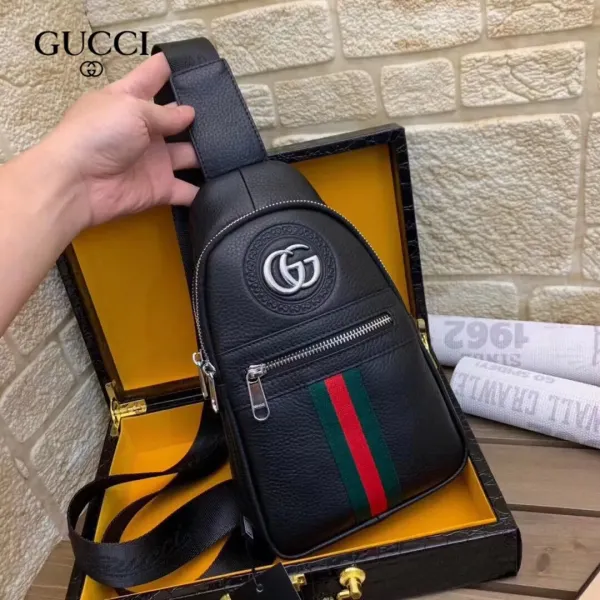 【2026】【GUCCI 公式 旗艦店】クッチ  胸ポケット当日出荷 好評に付き再入荷！30*18*7CM