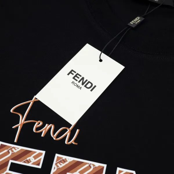 【2026】【FENDI 公式旗艦店】フェンディ   Tシャツご好評に付き再入荷！