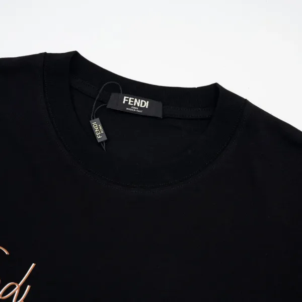 【2026】【FENDI 公式旗艦店】フェンディ   Tシャツご好評に付き再入荷！