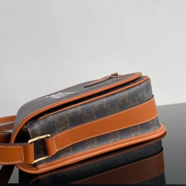 【2026】【CELINE 公式 旗艦店】セリーヌ  ショルダーバッグ   出荷 好評に付き再入荷！31*24*9CM