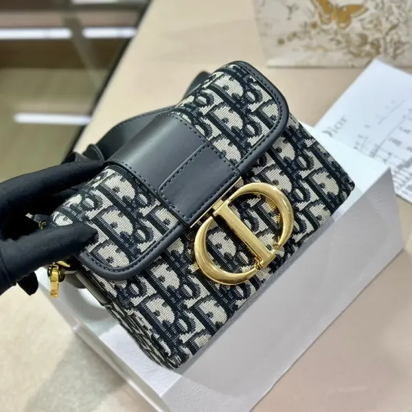 【2026】【DIOR  公式 旗艦店】ディオール   ショルダーバッグ 当日出荷 好評に付き再入荷！19*14.5CM