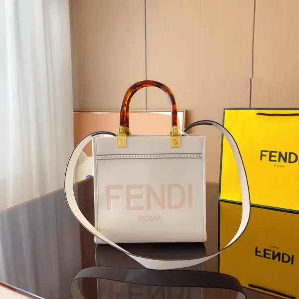 【2026】【FENDI 公式 旗艦店】 フェンディ    ショルダーバッグ 当日出荷 好評に付き再入荷！23*11*22CM