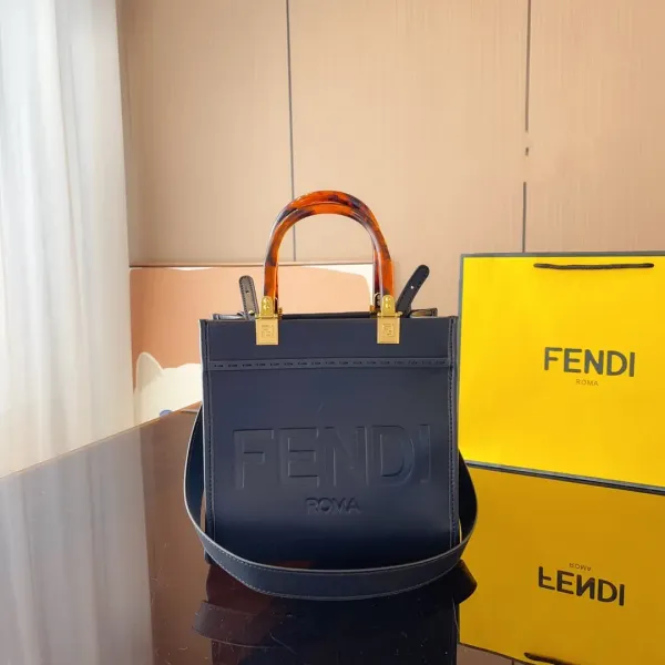 【2026】【FENDI 公式 旗艦店】 フェンディ    ショルダーバッグ 当日出荷 好評に付き再入荷！23*11*22CM
