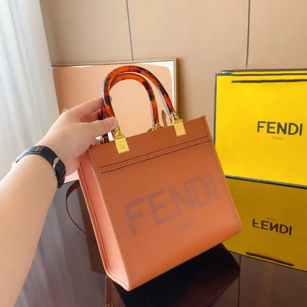 【2026】【FENDI 公式 旗艦店】 フェンディ    ショルダーバッグ 当日出荷 好評に付き再入荷！23*11*22CM