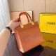 【2026】【FENDI 公式 旗艦店】 フェンディ    ショルダーバッグ 当日出荷 好評に付き再入荷！23*11*22CM