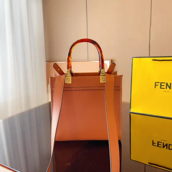 【2026】【FENDI 公式 旗艦店】 フェンディ    ショルダーバッグ 当日出荷 好評に付き再入荷！23*11*22CM