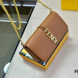 【2026】【FENDI 公式 旗艦店】 フェンディ  ショルダーバッグ  当日出荷 好評に付き再入荷！21*13CM