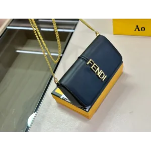 【2026】【FENDI 公式 旗艦店】 フェンディ  ショルダーバッグ  当日出荷 好評に付き再入荷！21*13CM