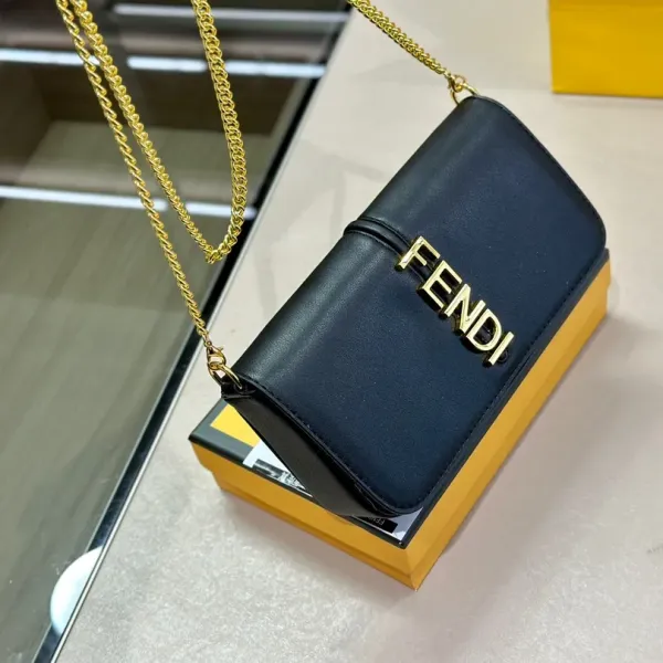 【2026】【FENDI 公式 旗艦店】 フェンディ  ショルダーバッグ  当日出荷 好評に付き再入荷！21*13CM