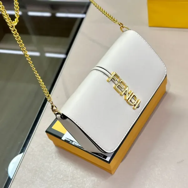 【2026】【FENDI 公式 旗艦店】 フェンディ  ショルダーバッグ  当日出荷 好評に付き再入荷！21*13CM