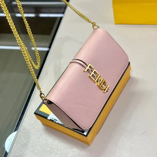 【2026】【FENDI 公式 旗艦店】 フェンディ  ショルダーバッグ  当日出荷 好評に付き再入荷！21*13CM