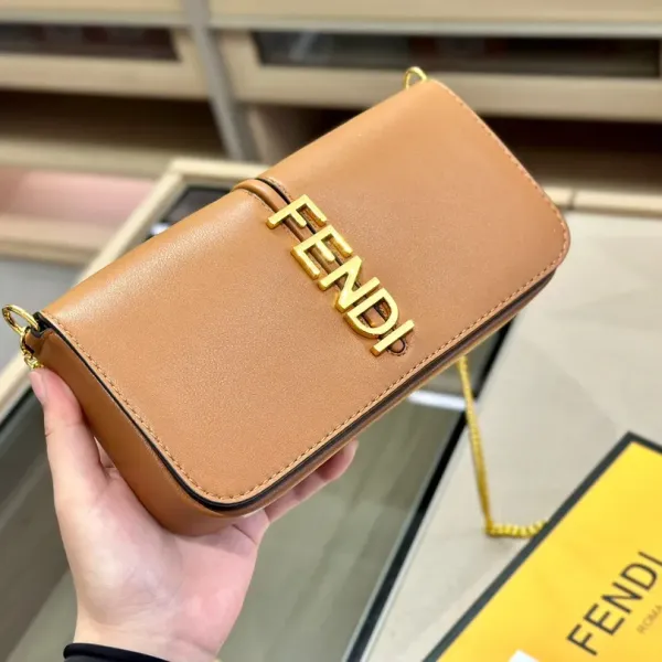 【2026】【FENDI 公式 旗艦店】 フェンディ  ショルダーバッグ  当日出荷 好評に付き再入荷！21*13CM