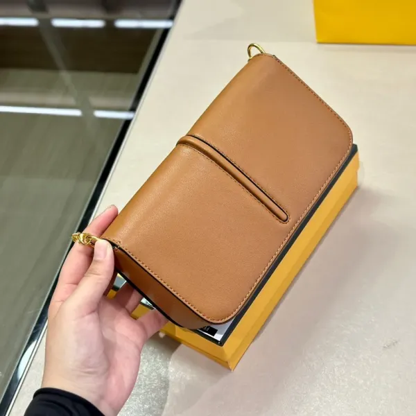 【2026】【FENDI 公式 旗艦店】 フェンディ  ショルダーバッグ  当日出荷 好評に付き再入荷！21*13CM