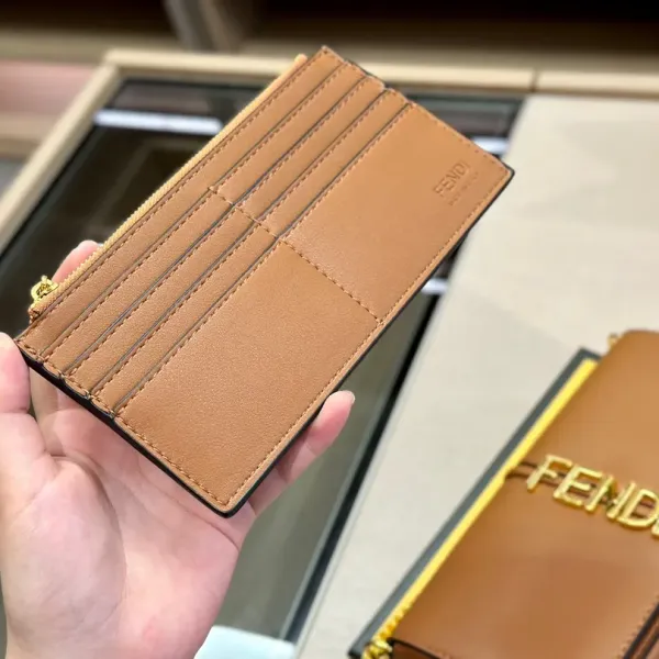 【2026】【FENDI 公式 旗艦店】 フェンディ  ショルダーバッグ  当日出荷 好評に付き再入荷！21*13CM