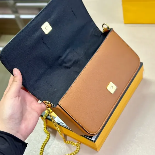 【2026】【FENDI 公式 旗艦店】 フェンディ  ショルダーバッグ  当日出荷 好評に付き再入荷！21*13CM