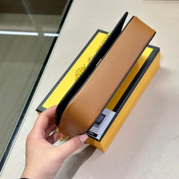 【2026】【FENDI 公式 旗艦店】 フェンディ  ショルダーバッグ  当日出荷 好評に付き再入荷！21*13CM